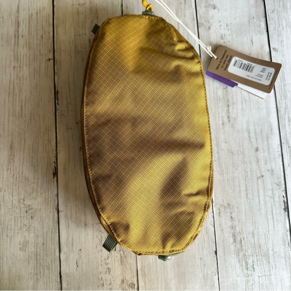 NEW WITH TAGS PATAGONIA SMALL CUBE CABIN GOLD COLOR. Stock# goat - Picture 3 of 5